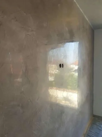 Гланцово стенно покритие с отражение на прозорец