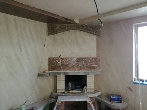 Камина с декоративна рамка и светли стени